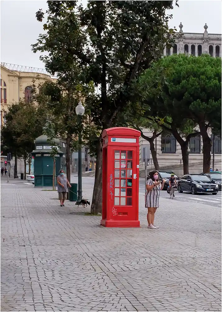 Cabine rouge et femme au smartphone – Porto