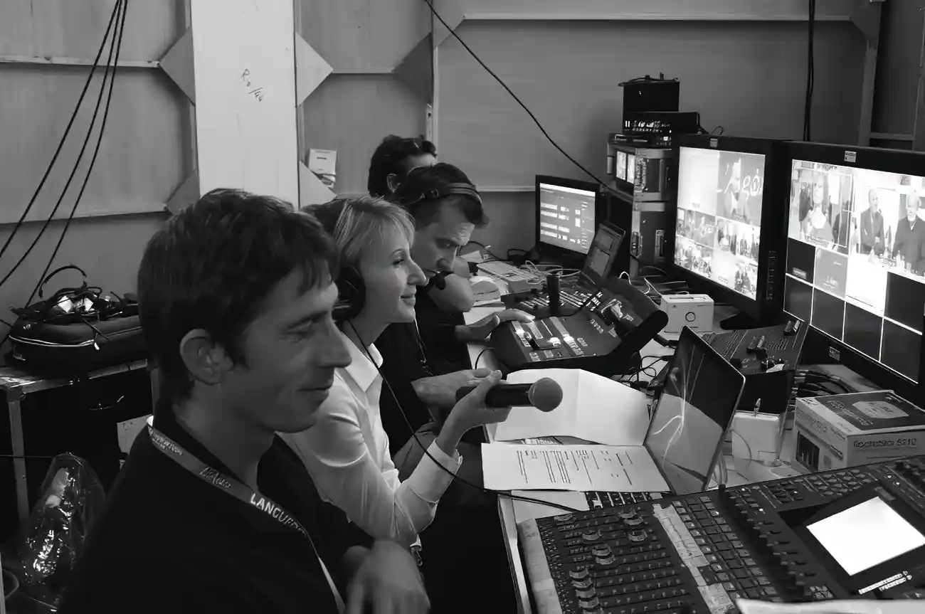 Photographie de plateau télévisé. Salle de prod et traductrice travaillant en direct lors d&rsquo;un débat télévisé