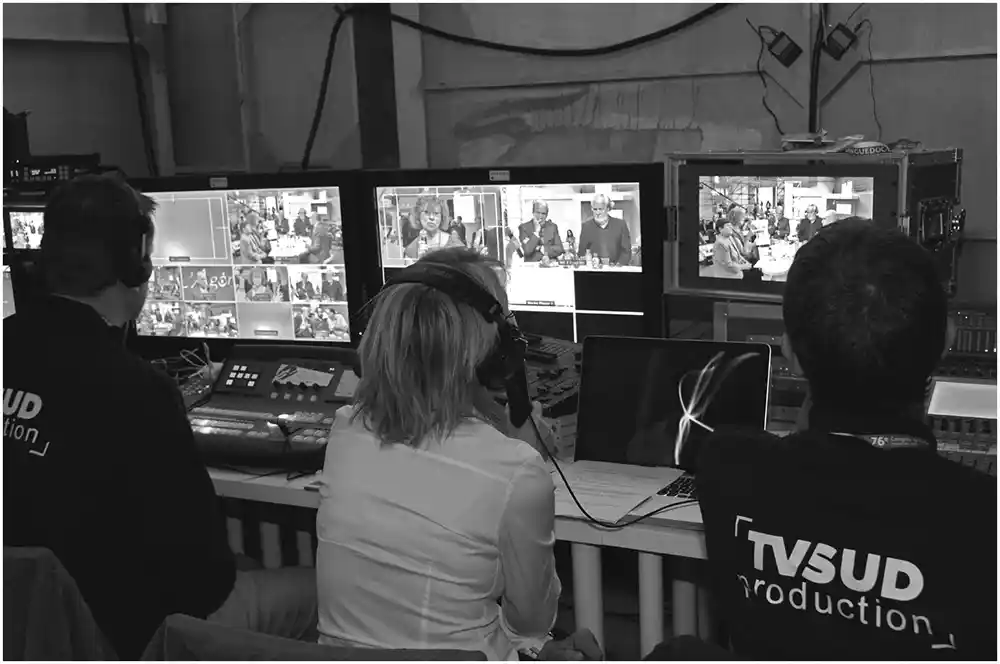 Salle de production, la traductrice travaille en direct