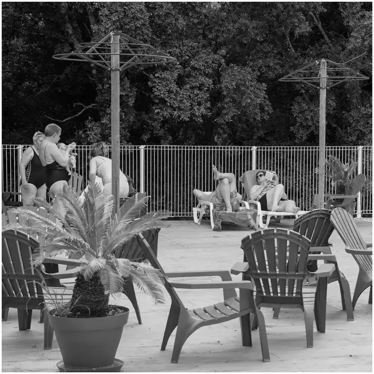 Près de la piscine au camping. Images tirées d'une reportage professionnel réalisé pour la compagnie des vacances. 