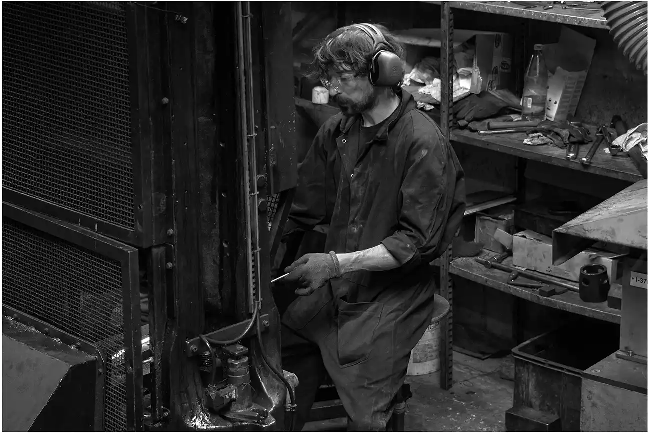 Reportage sur la fabrication de couteaux, Forge de Laguiole