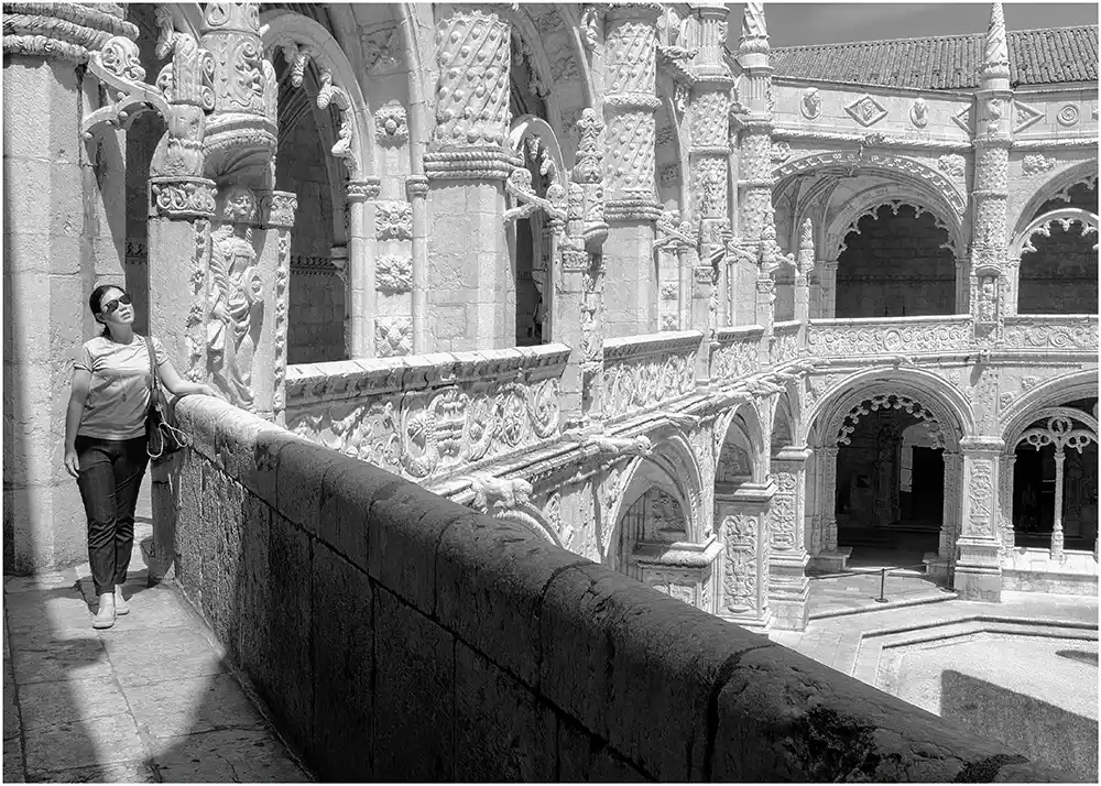 Touriste posant pour une photo - Photo de rue noir et blanc