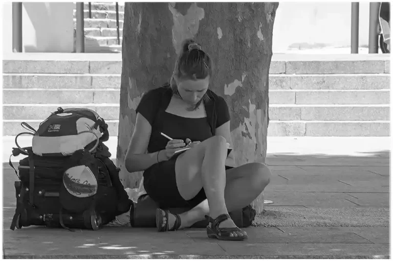 Touriste assise à Marseille.
