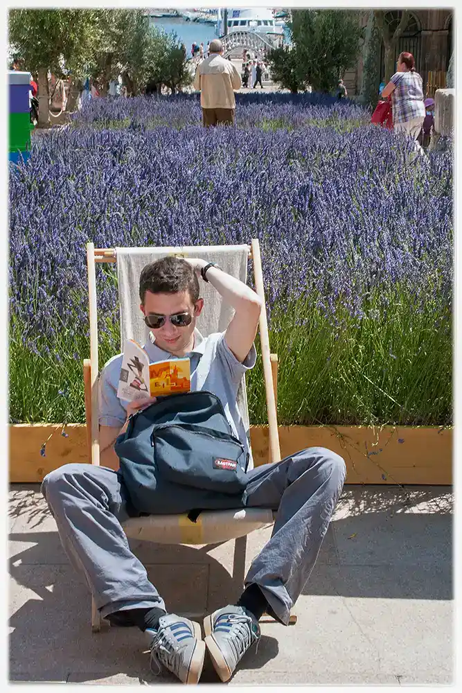 Touriste sur un transat au centre de à Marseille.