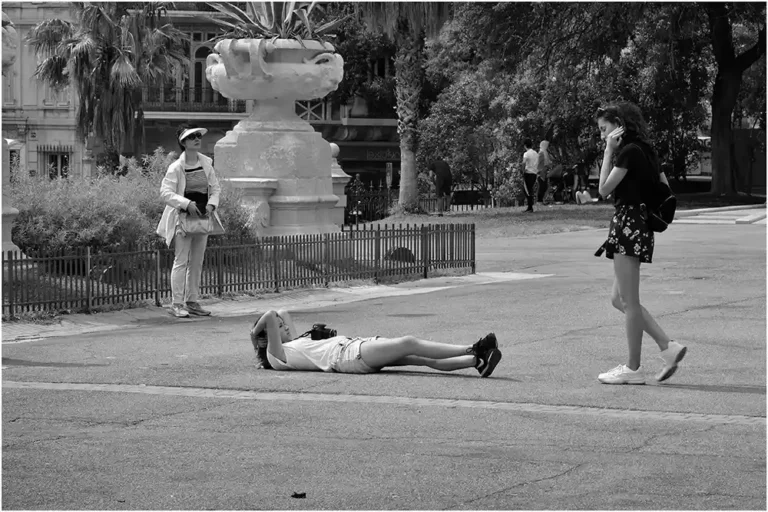 Touristes se photographiant à Marseille. 