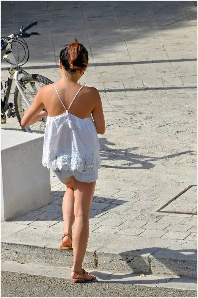 Jeune femme de dos à Nîmes.