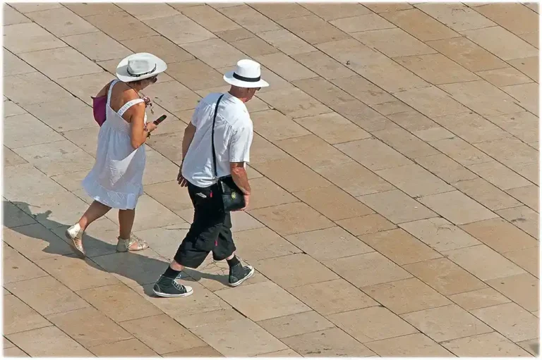 Couple de touristes à Nîmes.
