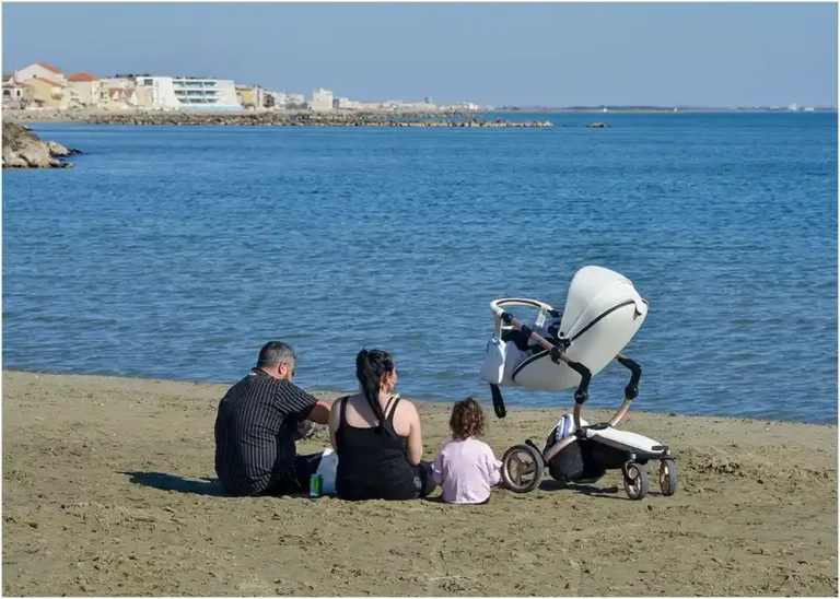 Jeune couple et son enfant à la plage - Palavas les Flots.