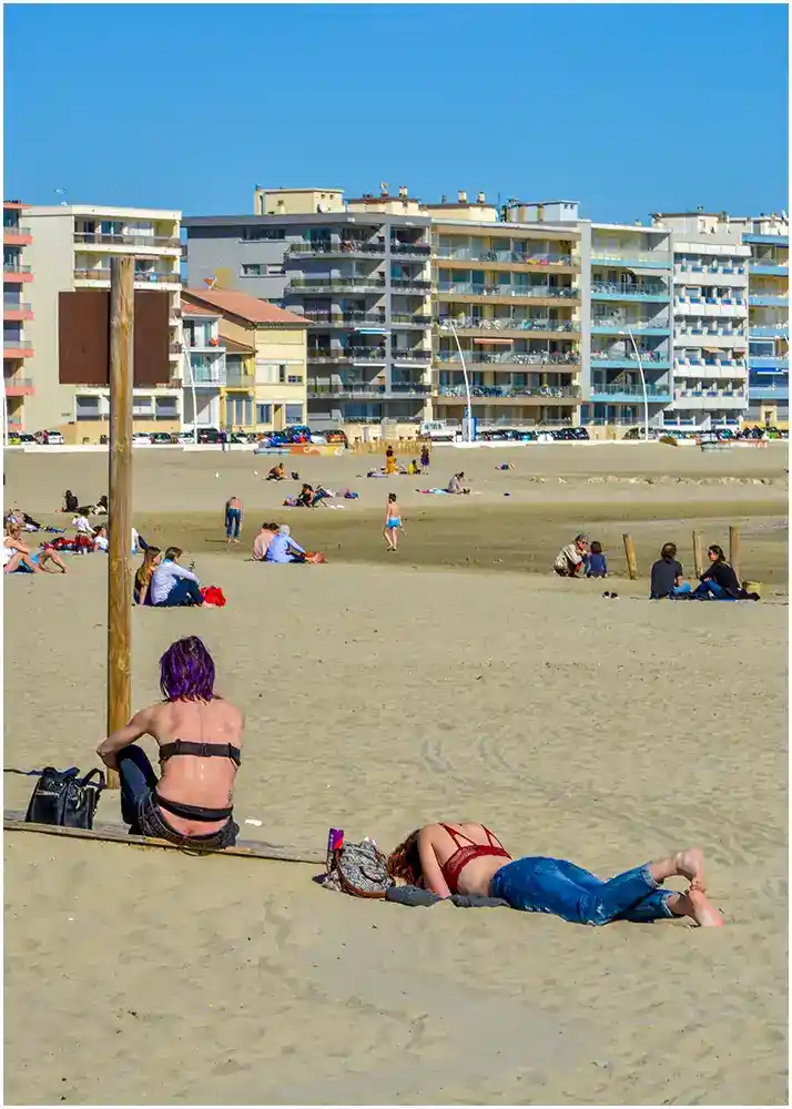 Jeunes femmes à la plage. série.