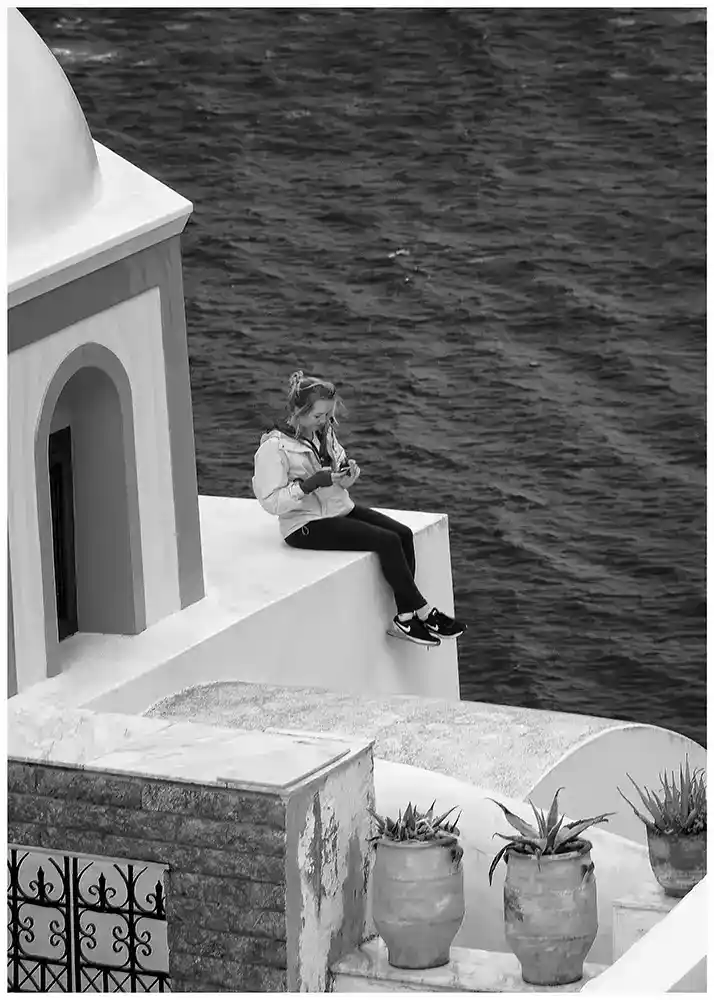 La jeune femme, la mer et le smartphone - Santorin.