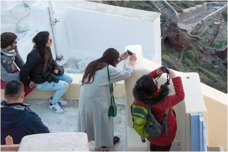 Touriste asiatiques attendant le couché de soleil, Santorin.