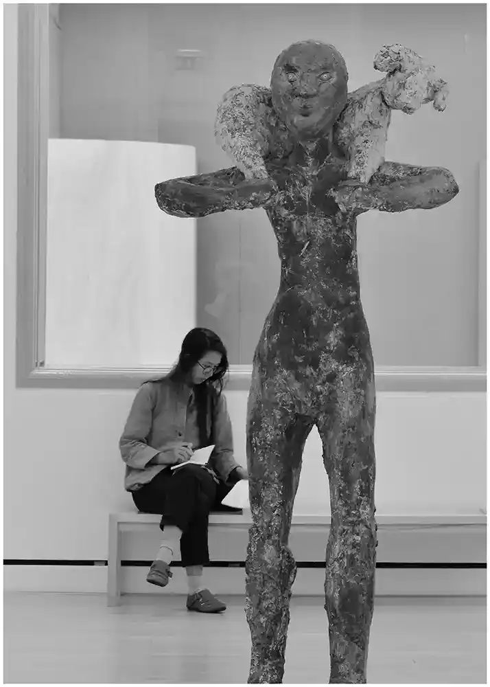 Musée d’art contemporain de Strasbourg. Jeune femme et statue