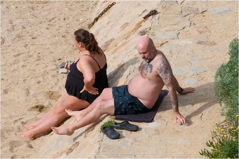 Couple à la plage de Tossa de Mar.
