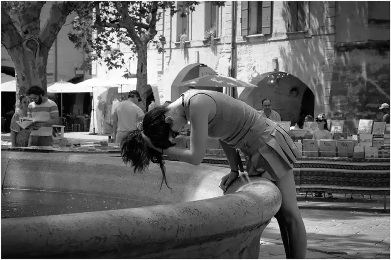 Jeune femme à la fontaine, Uzès.
