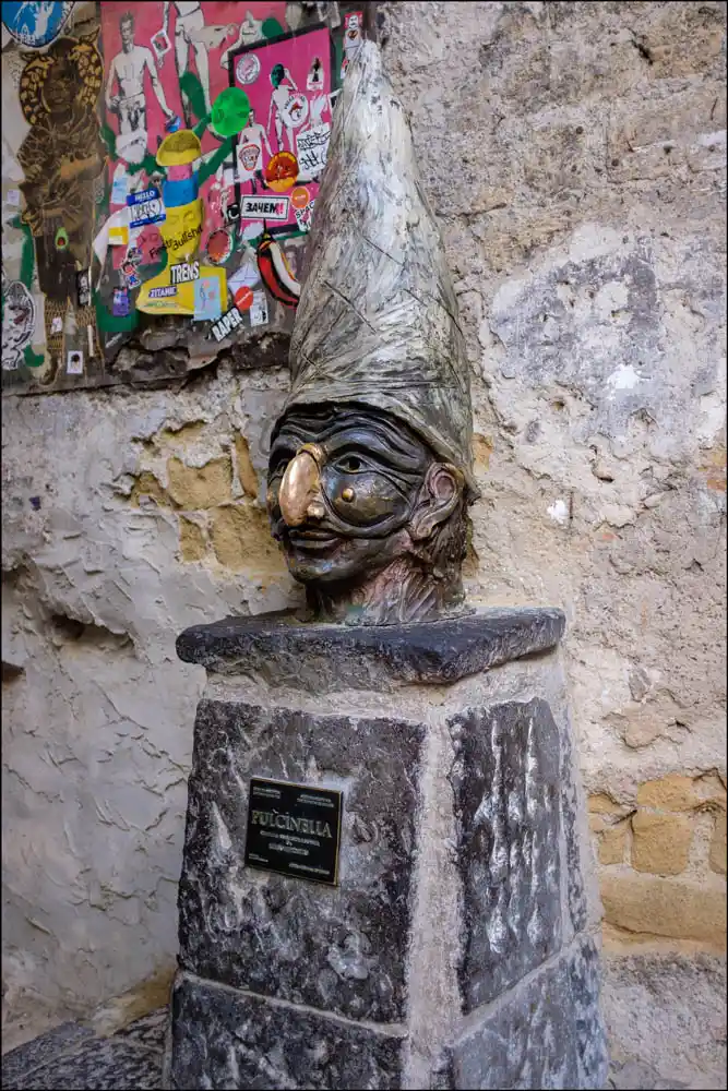 Pulcinella, polichinelle, l'emblème de Naples