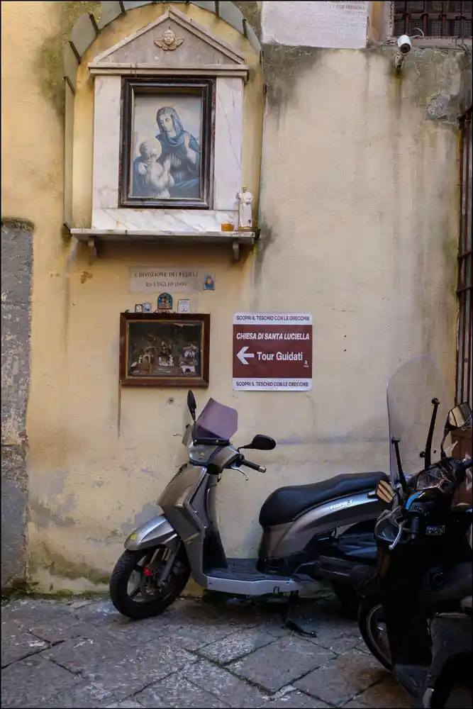 Autel de la vierge et scooter sont présents partout à Naples